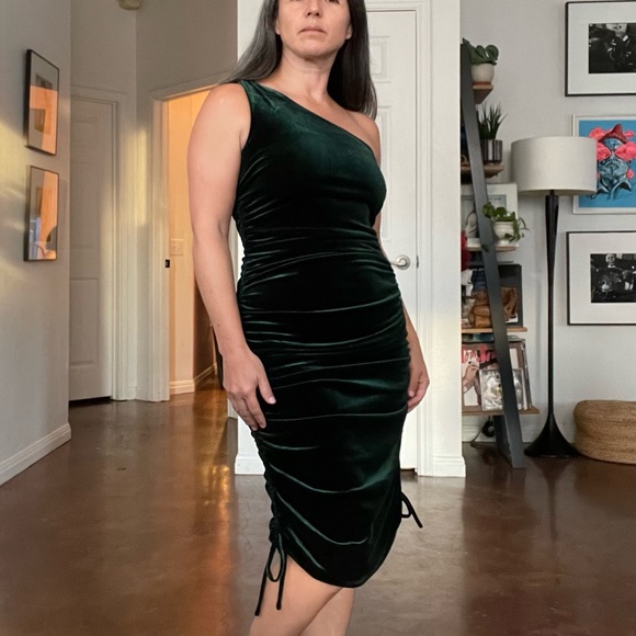 House of Harlow 1960 Dresses & Skirts - NWT Perfect for a Holiday Party! Luxe Emerald Velvet Ruched Sides One Shoulder.